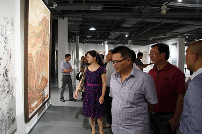 省文聯(lián)文藝創(chuàng)作研討會與會代表參觀“2014四川美術作品展”，探索藝術創(chuàng)作新趨勢